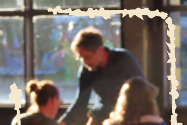 Onscherpe foto van mensen die in een zonverlicht café samen eten en drinken.